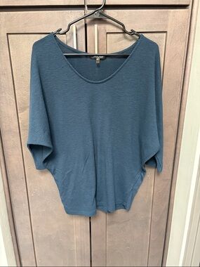 Laila Jayde Relaxed Scoop Neck Top in Teal Blue